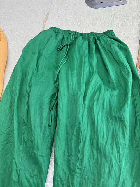 Pantaloni vintage autunnali larghi in ramiè con risvolto da donna