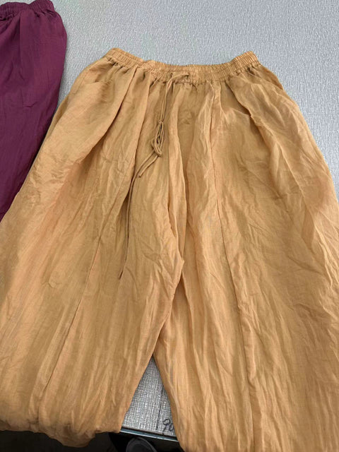 Pantaloni vintage autunnali larghi in ramiè con risvolto da donna