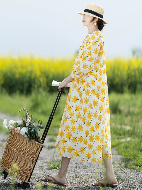 Abito da donna vintage primaverile con colletto alto e fiori