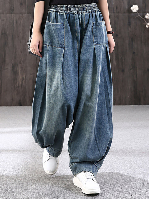 Taglie forti: jeans in denim larghi semplici di colore puro